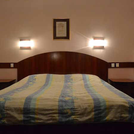 Hotel Mimoza Κουμάνοβο Εξωτερικό φωτογραφία